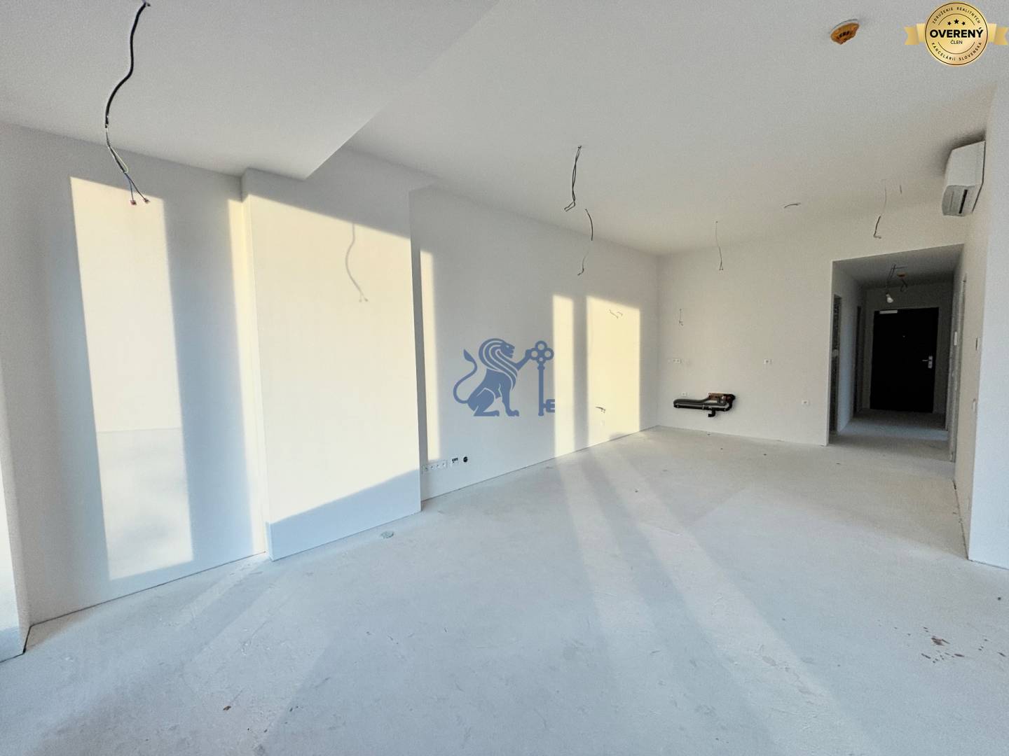 Obývacia izba spojená s kuchyňou