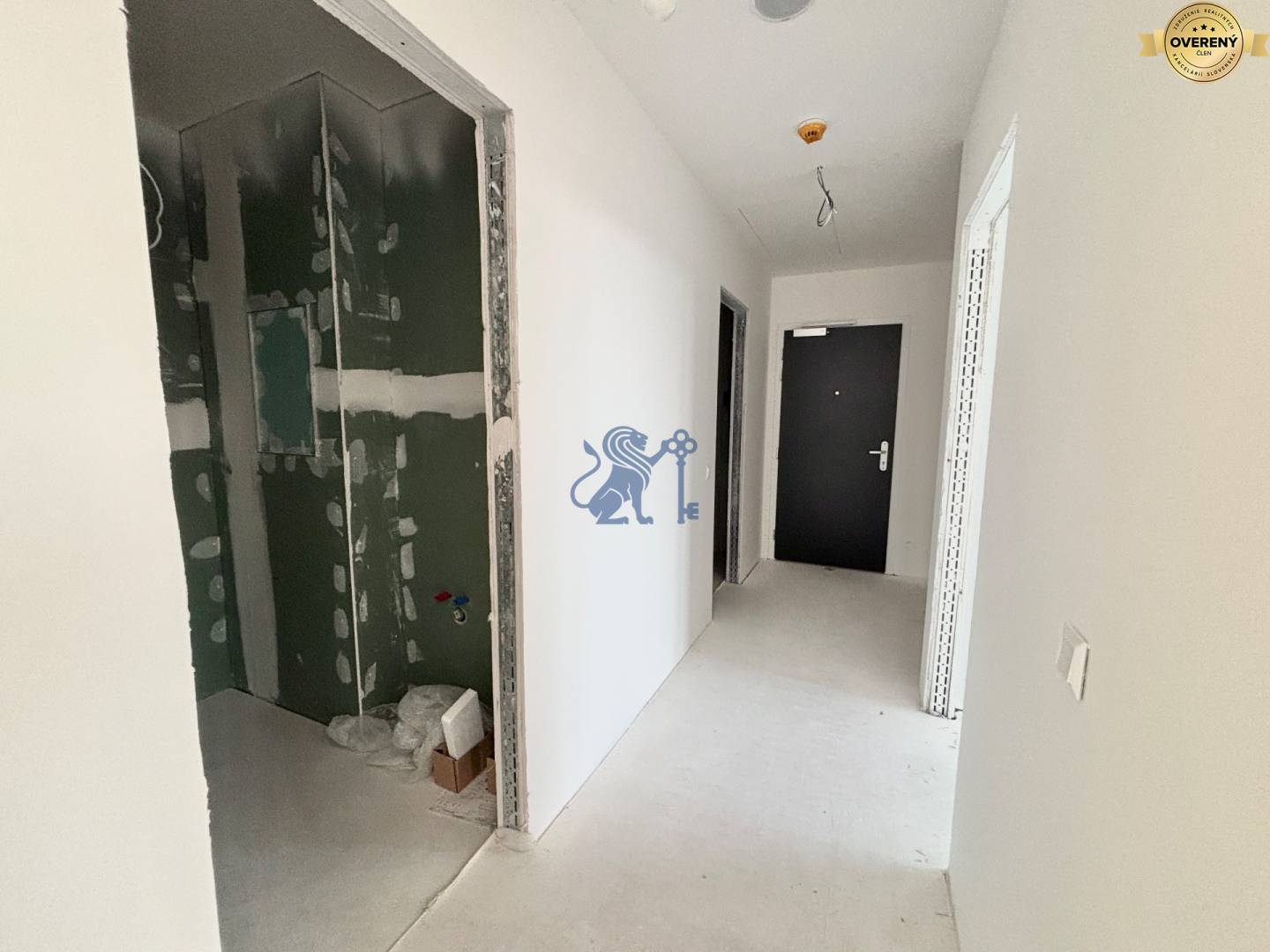 Predsieň so vstupom do kúpeľne a na WC