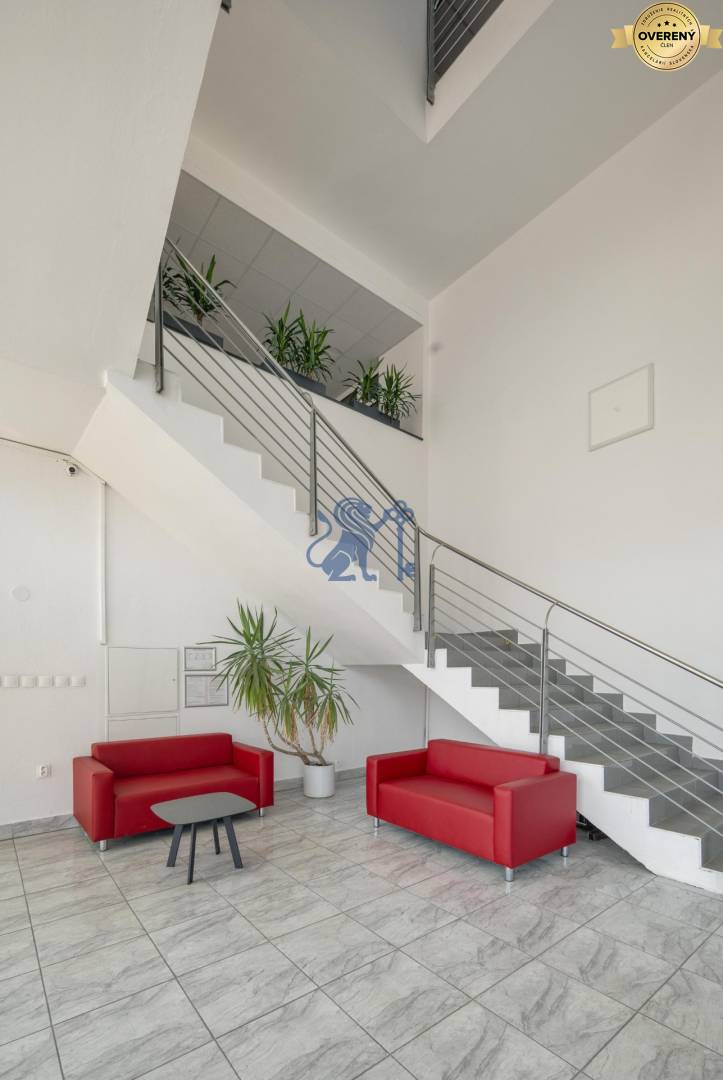 Vajnorská 137 hlavný vstup + schodisko na 1.p