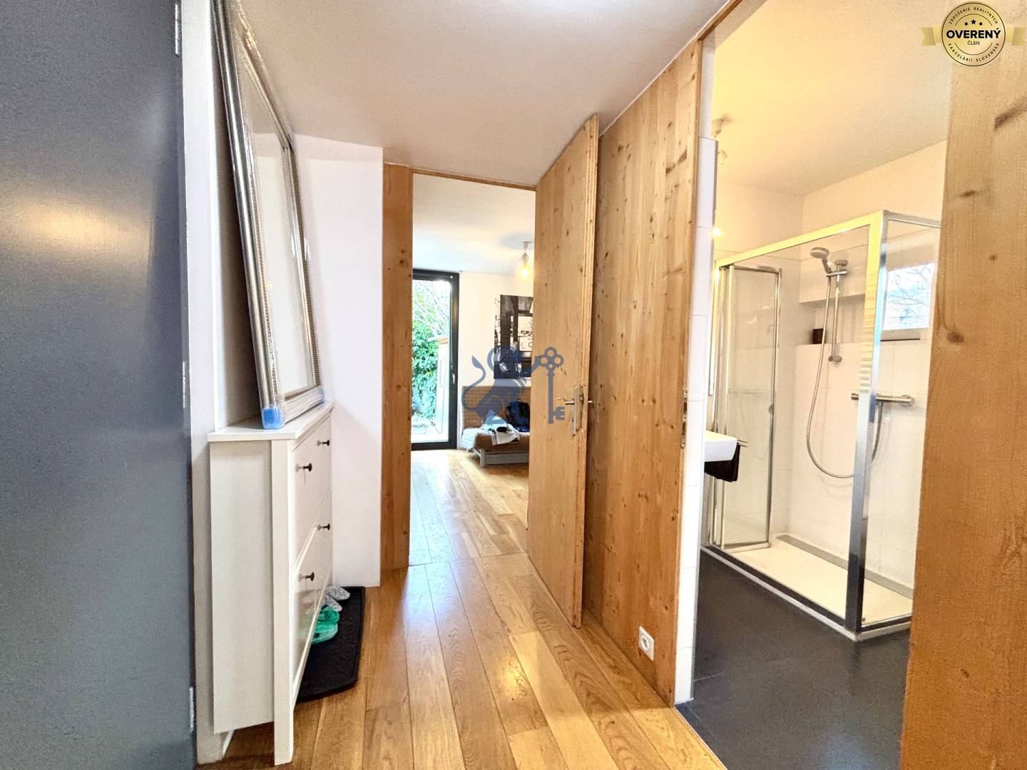 Chodba so vstupom do kúpeľne