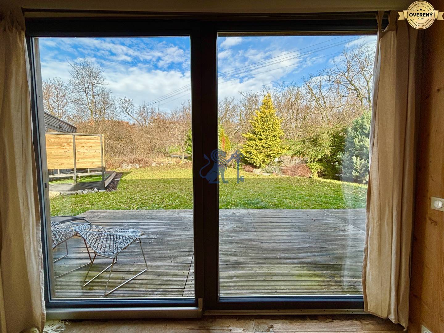 Francúzske okno v obývačke s výhľadom do záhrady - otvárateľné