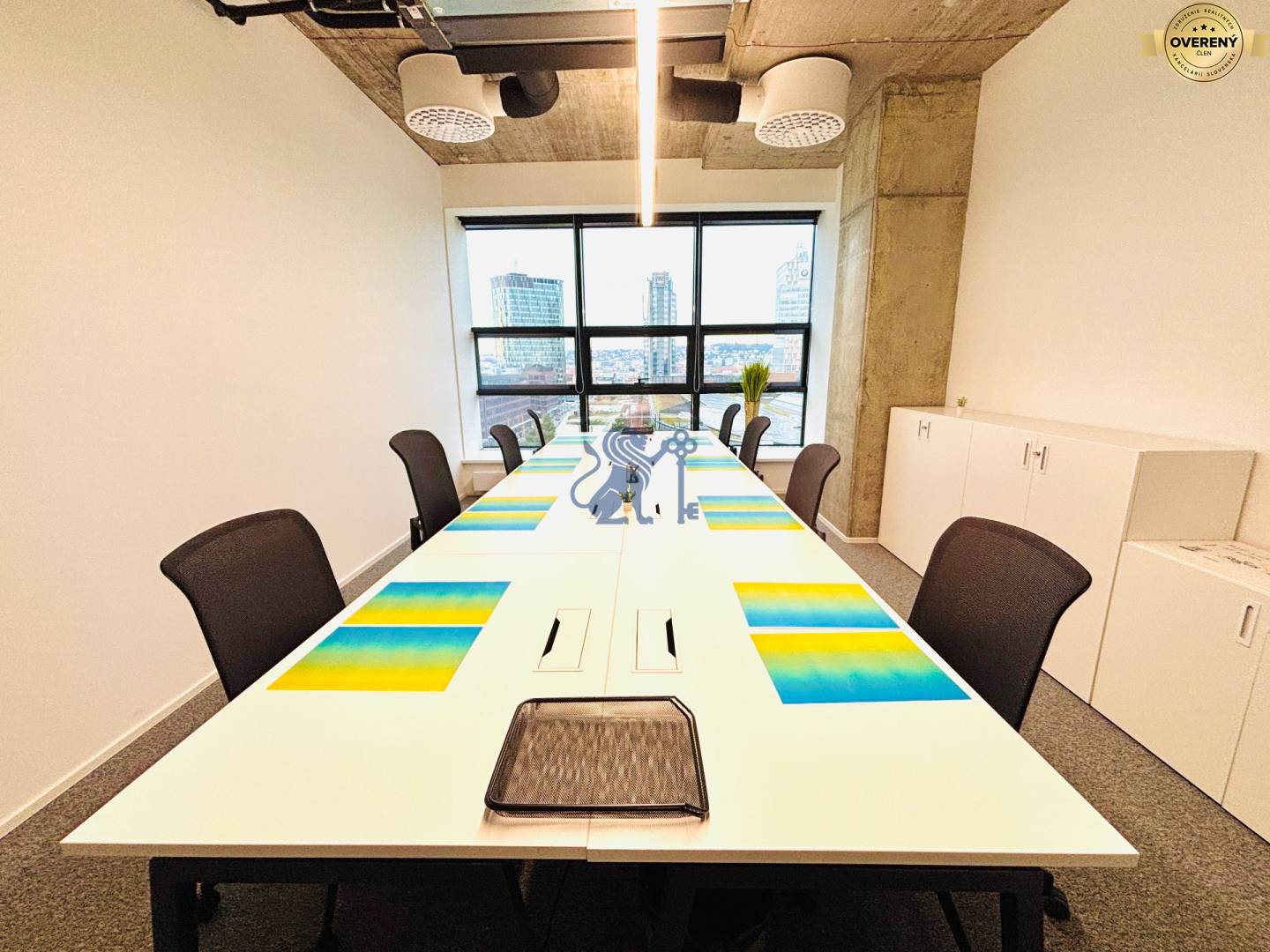 Kancelária pre 6 osôb