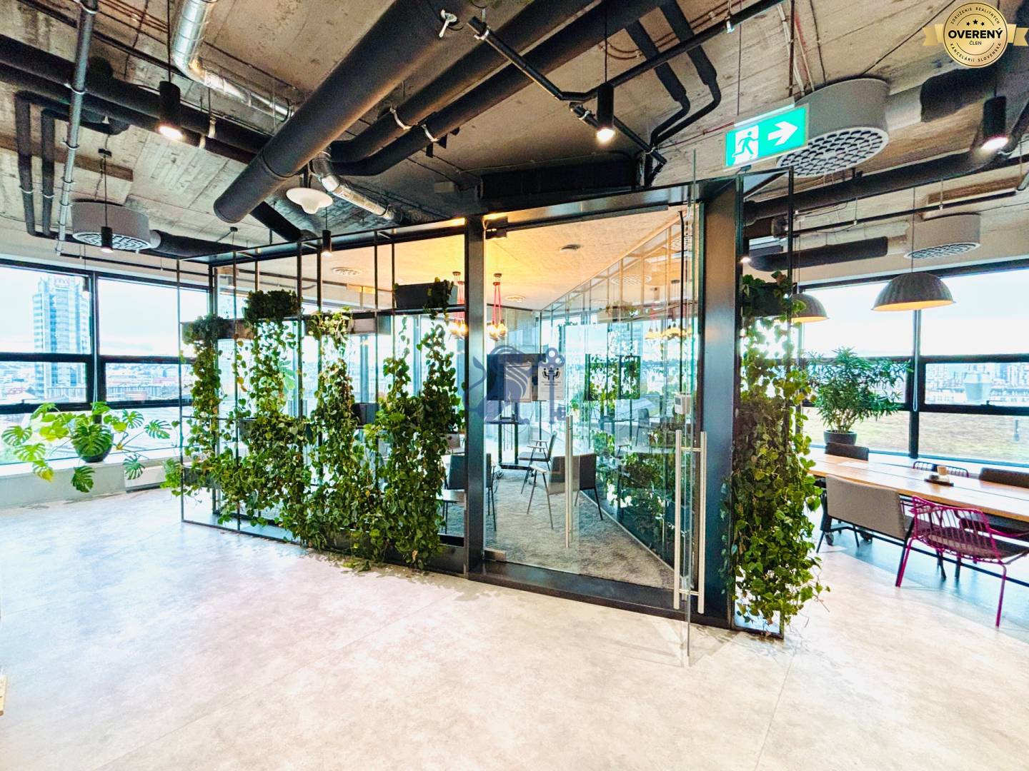 Atypická moderná celopresklená zasadačka