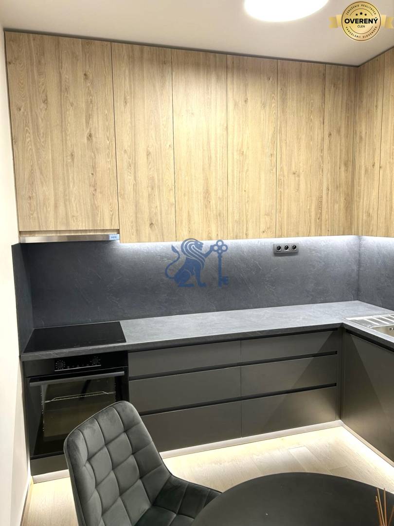 EUROVEA_TOWER_BYT_PRENAJOM_KUCHYNA