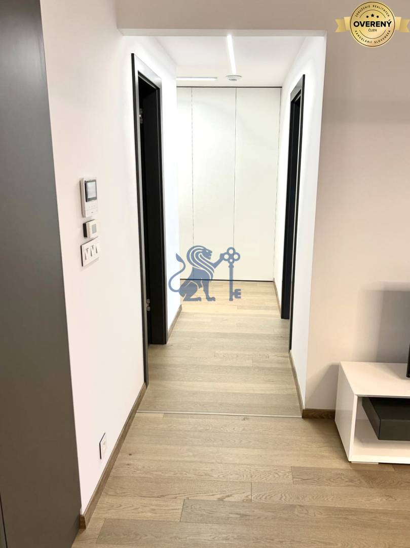 EUROVEA_TOWER_BYT_PRENAJOM_CHODBA