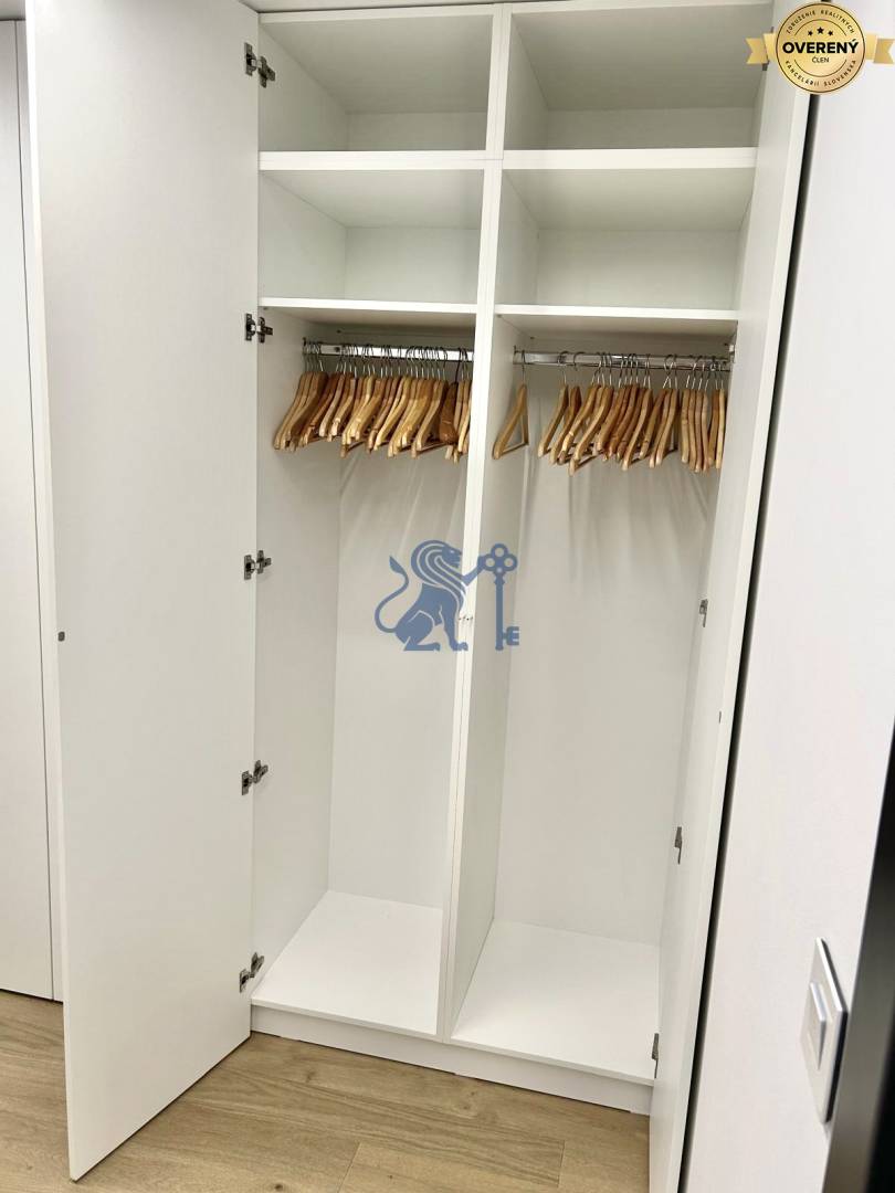 EUROVEA_TOWER_BYT_PRENAJOM_ULOZNY_PRIESTOR