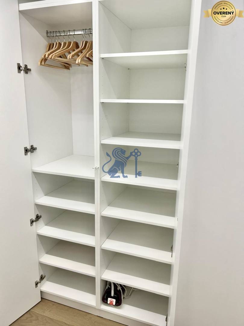 EUROVEA_TOWER_BYT_PRENAJOM_ULOZNY_PRIESTOR