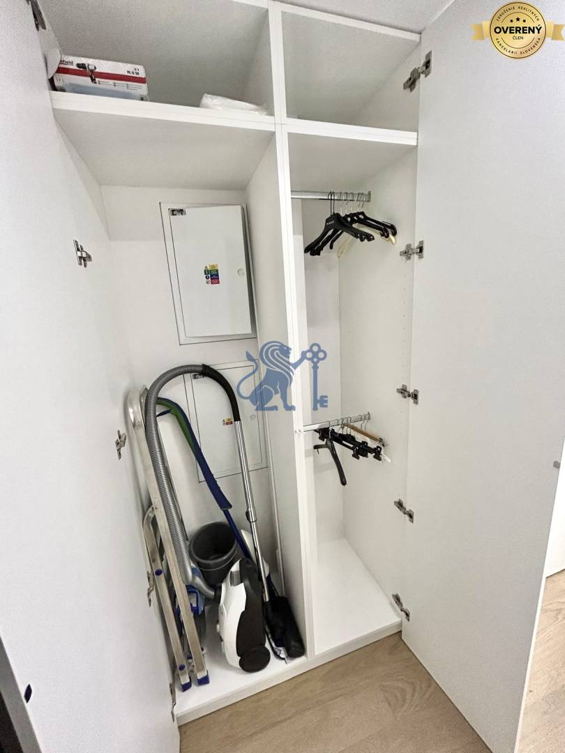 EUROVEA_TOWER_BYT_PRENAJOM_ULOZNY_PRIESTOR