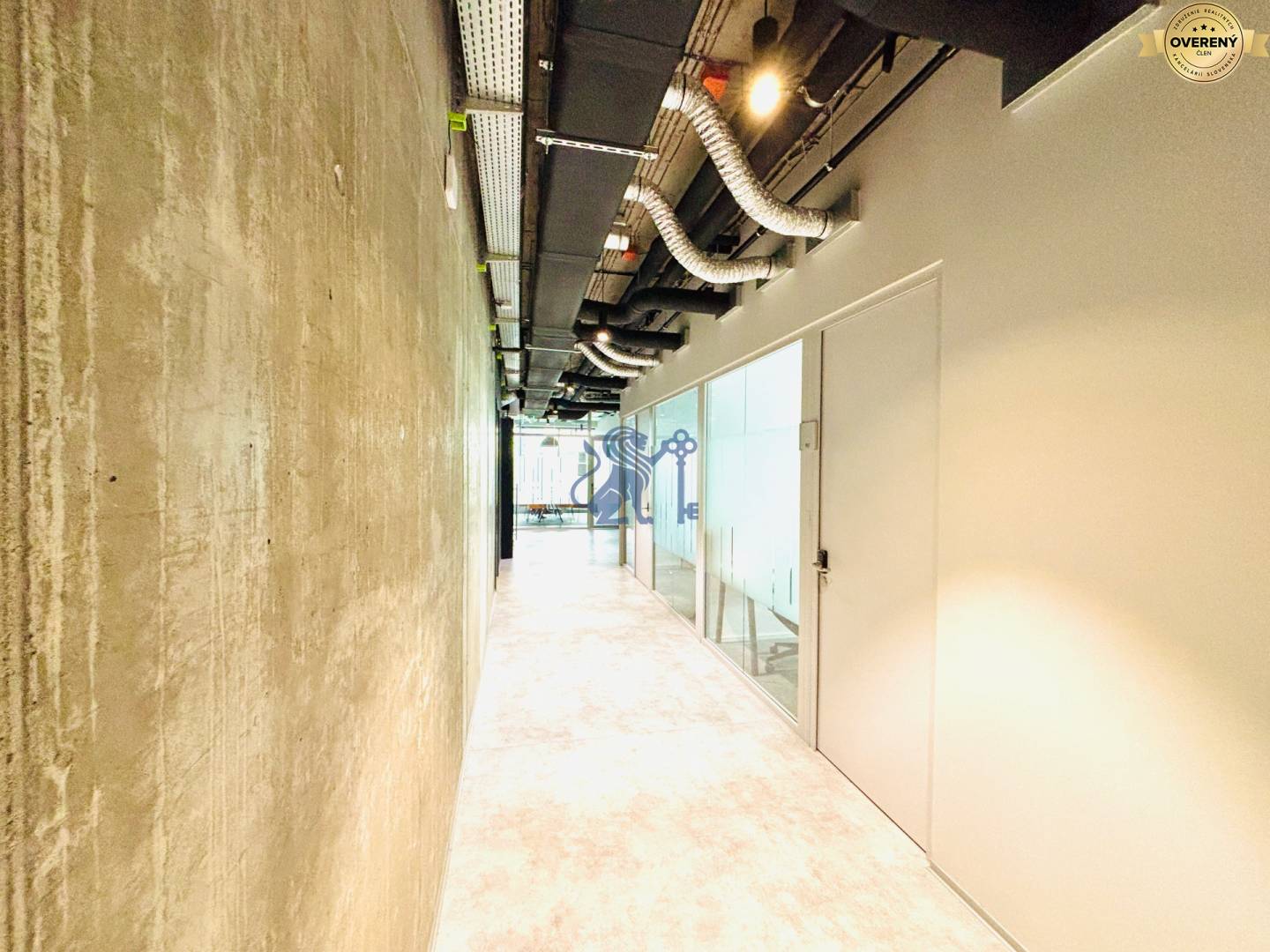 Chodba a uzavreté kancelárie