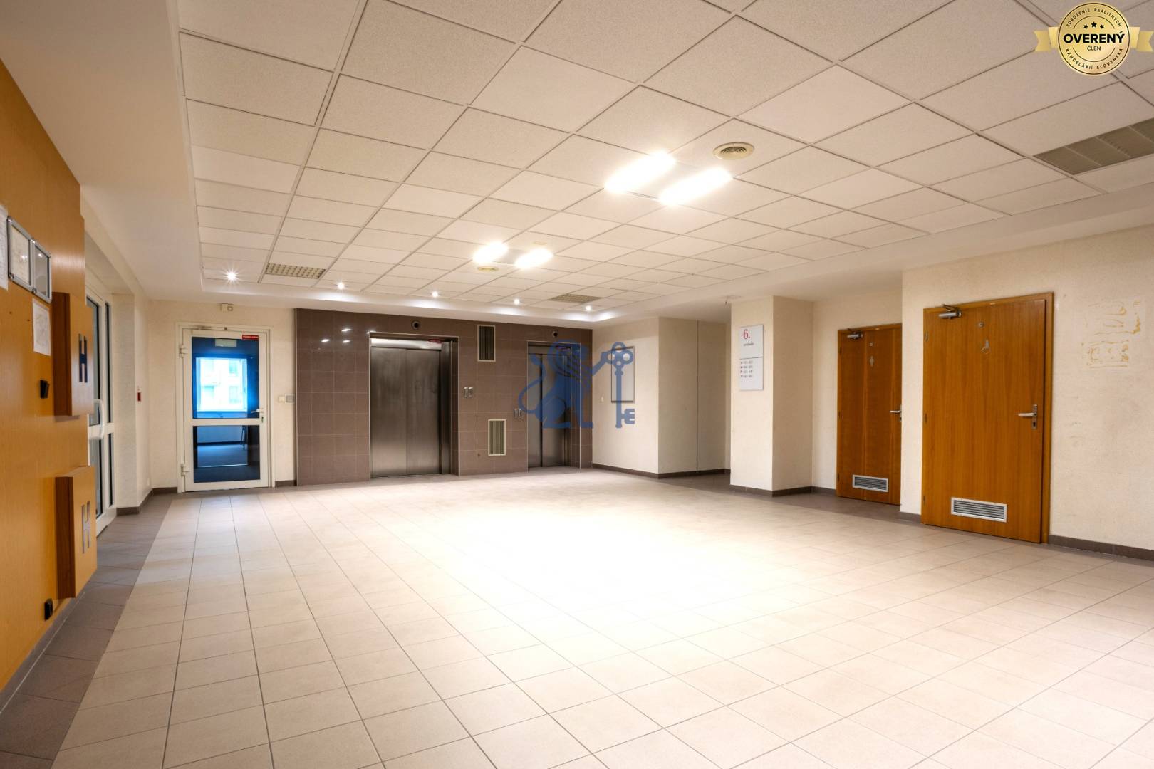 AB_Jarabinková_chodba_pred_výťahmi