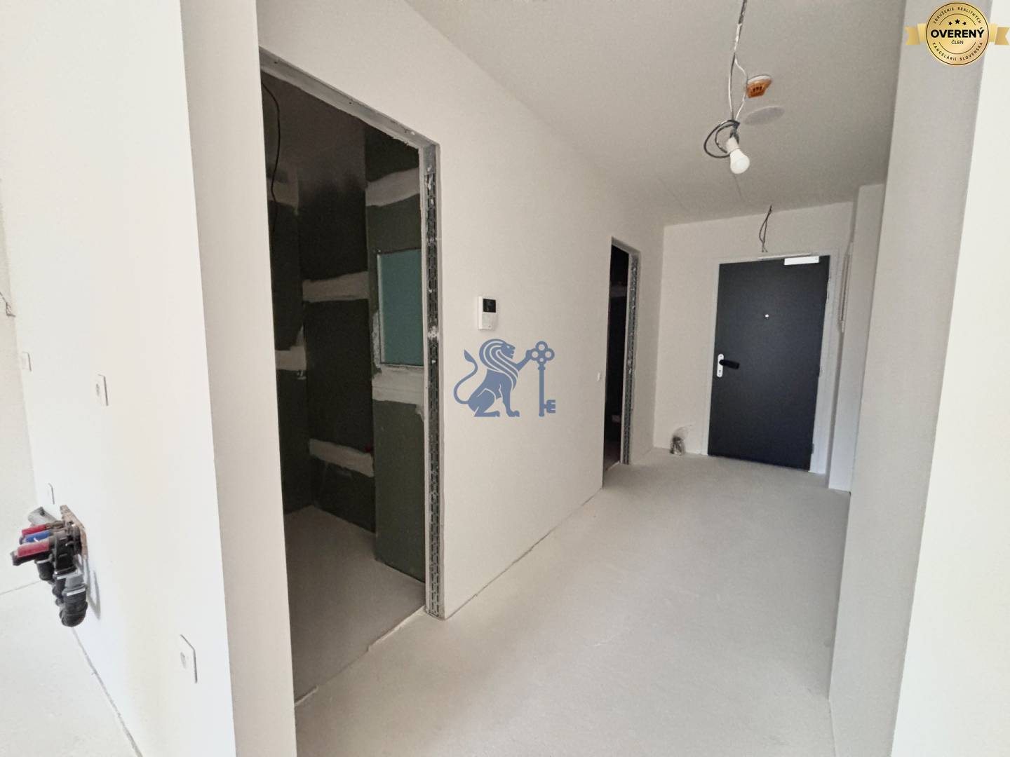 Chodba so vstupom do kúpeľne a WC