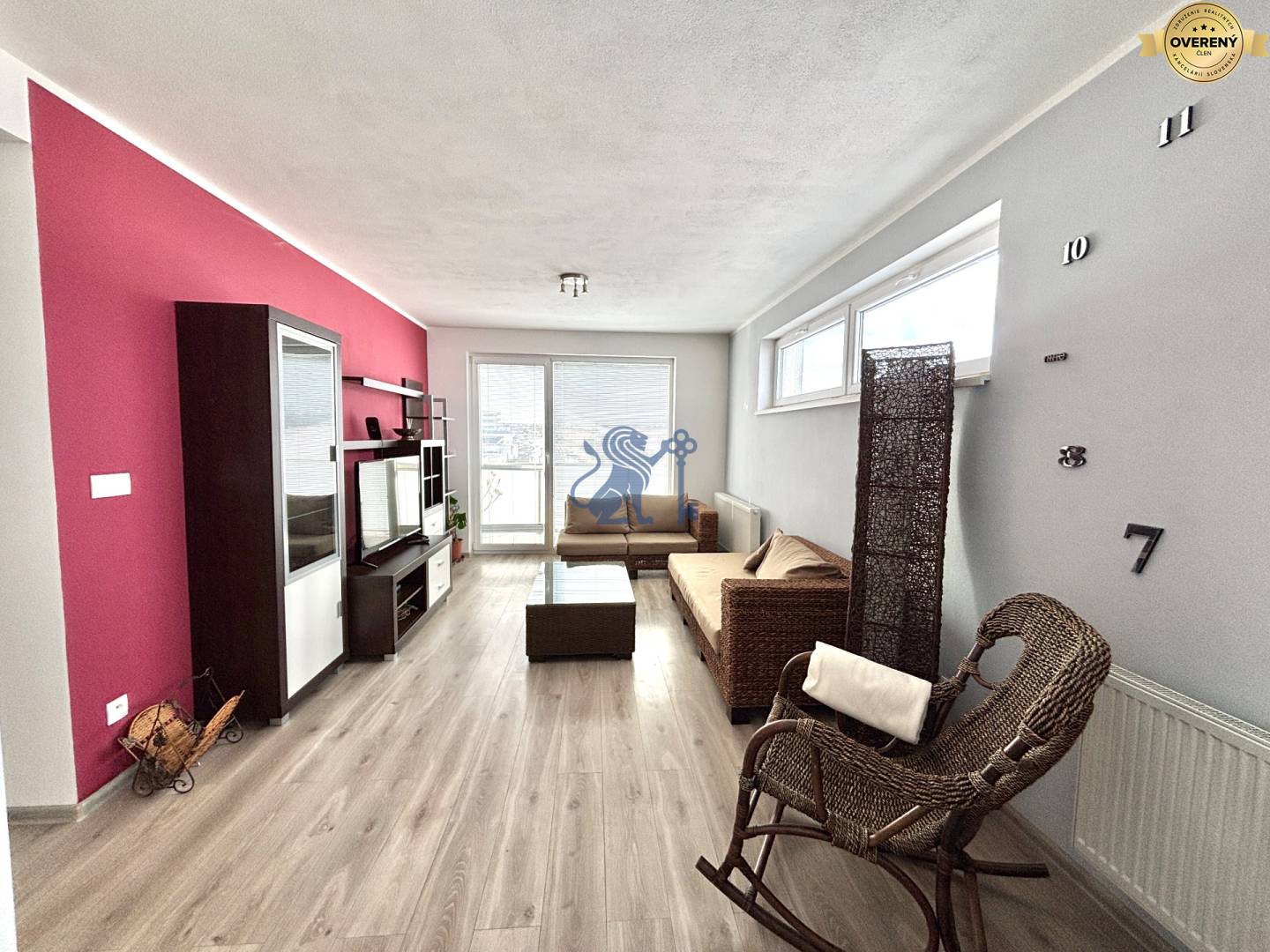 2i_Slávičia_SC_obývačka_a_vstup_na_balkón