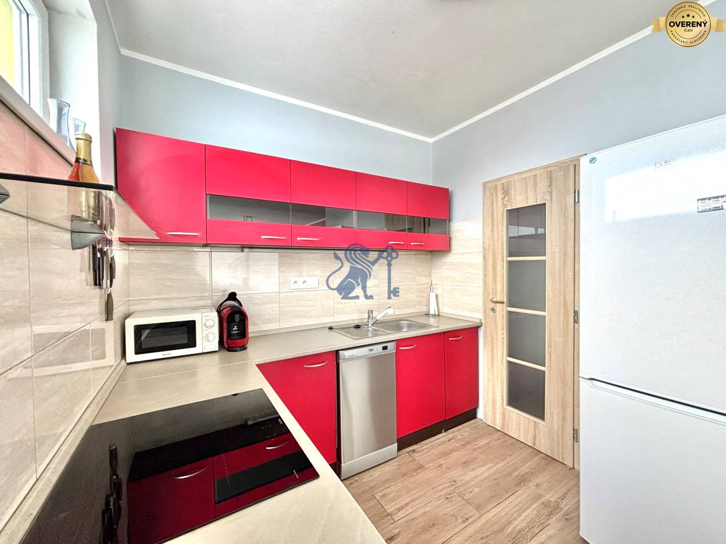 2i_Slávičia_SC_kuchaňa_s_komorou