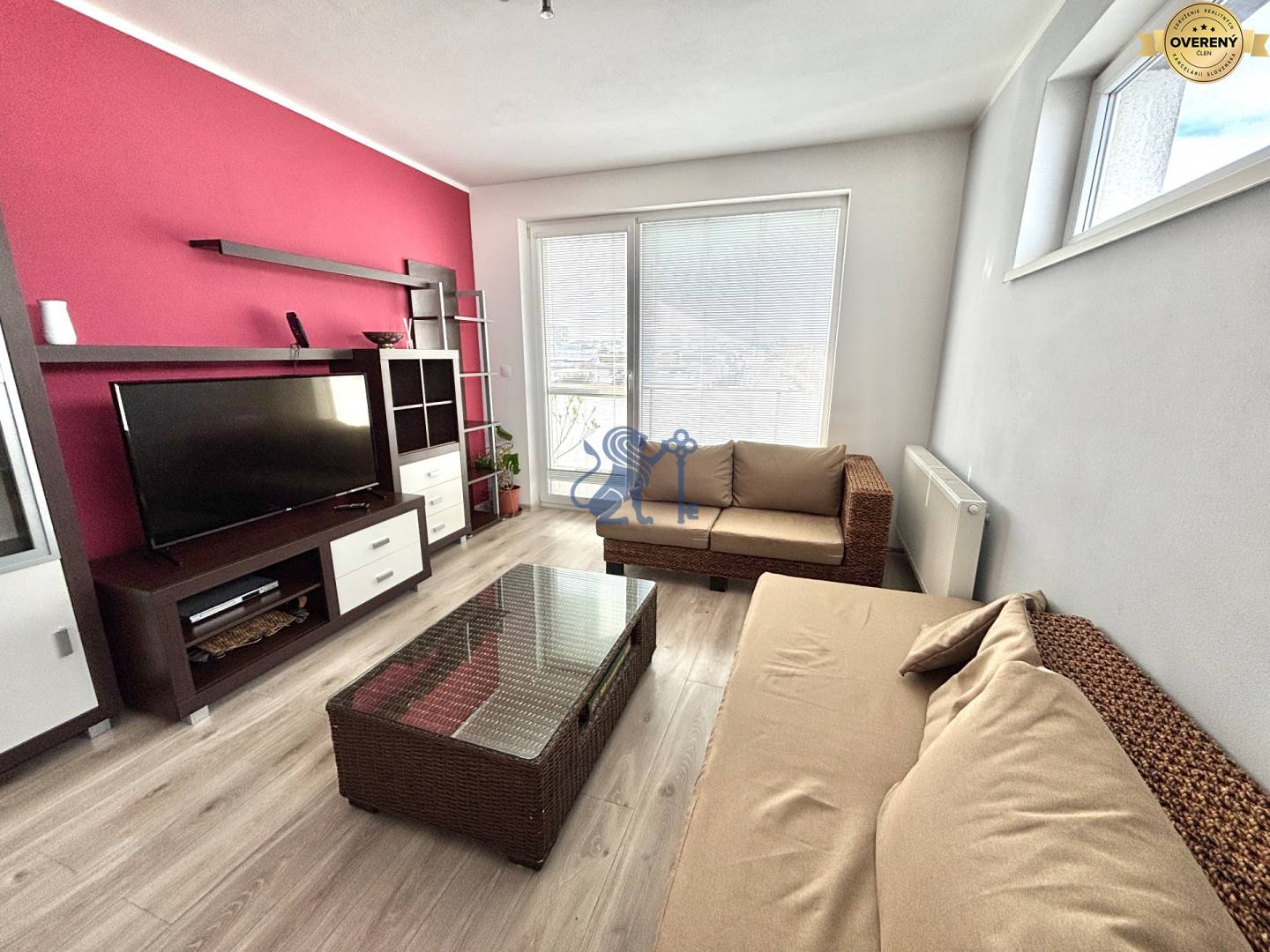 2i_Slávičia_SC_obývačka_a_vstup_na_balkón