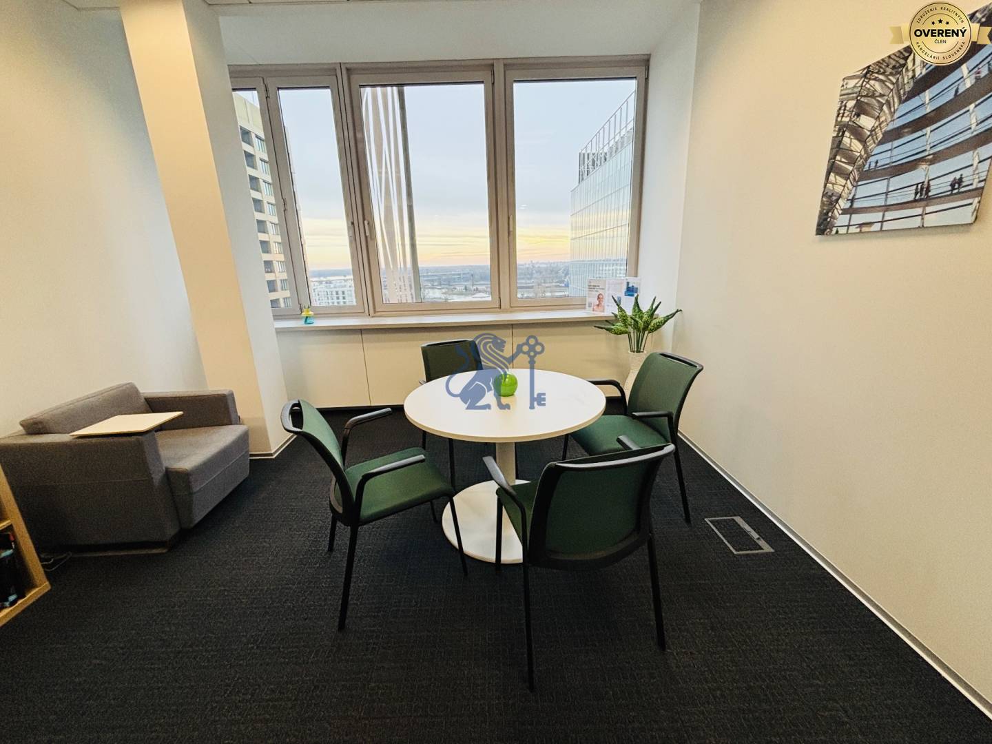 Zasadačka s oknom a denným svetlom