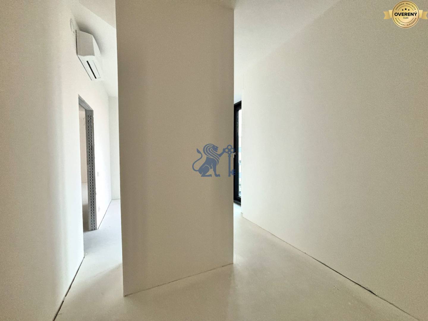 Spálňa s priestorom pre šatník alebo prac. stôl