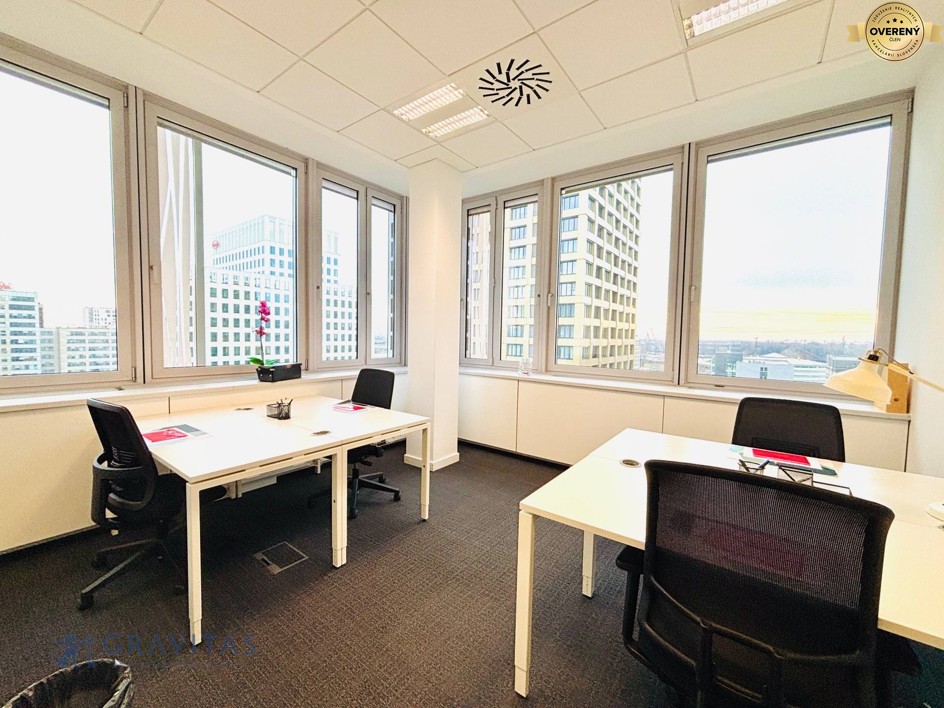Kancelária pre 4 osoby