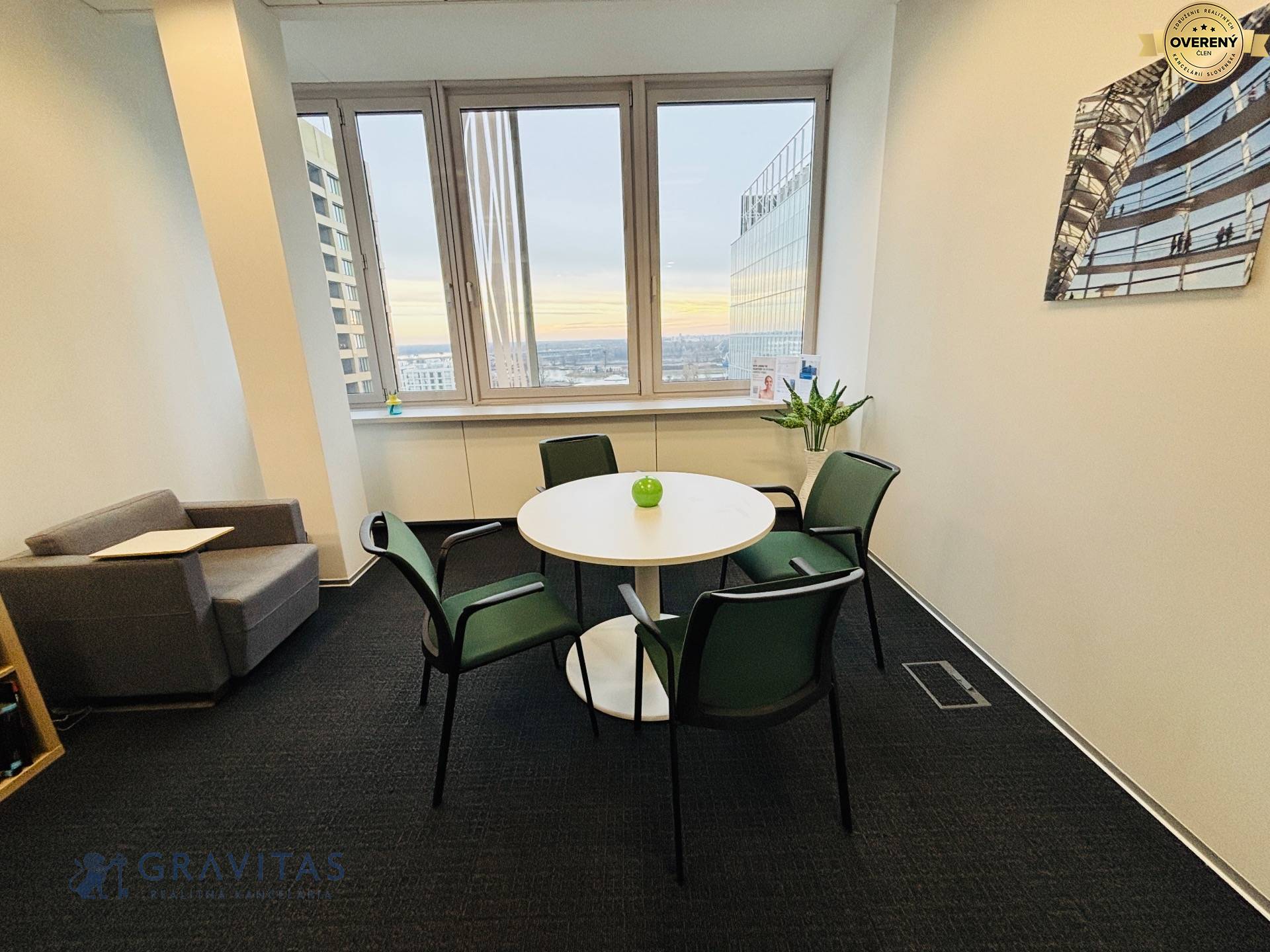 Zasadačka s oknom a denným svetlom