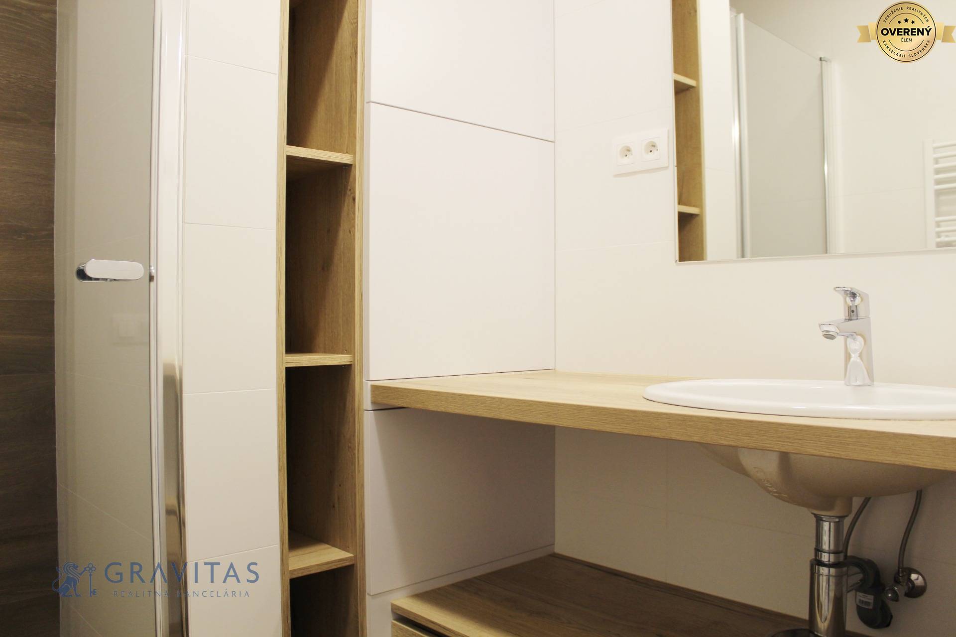 City_Park_Wisible_Kancelaria_kúpeľňa_so_sprchovacím_kútom