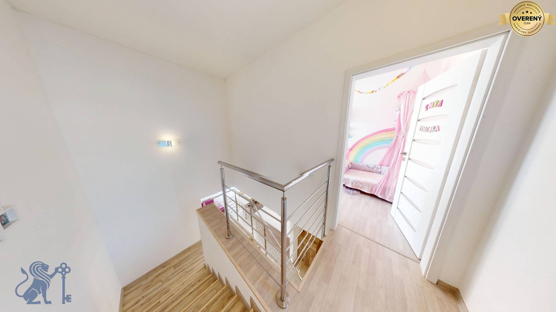 Predaj-4-izbovy-Byt-Stupava-mezonet-schodisko-chodba