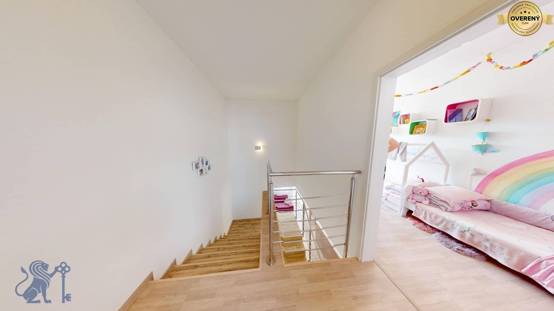 Predaj-4-izbovy-Byt-Stupava-mezonet-schodisko-chodba