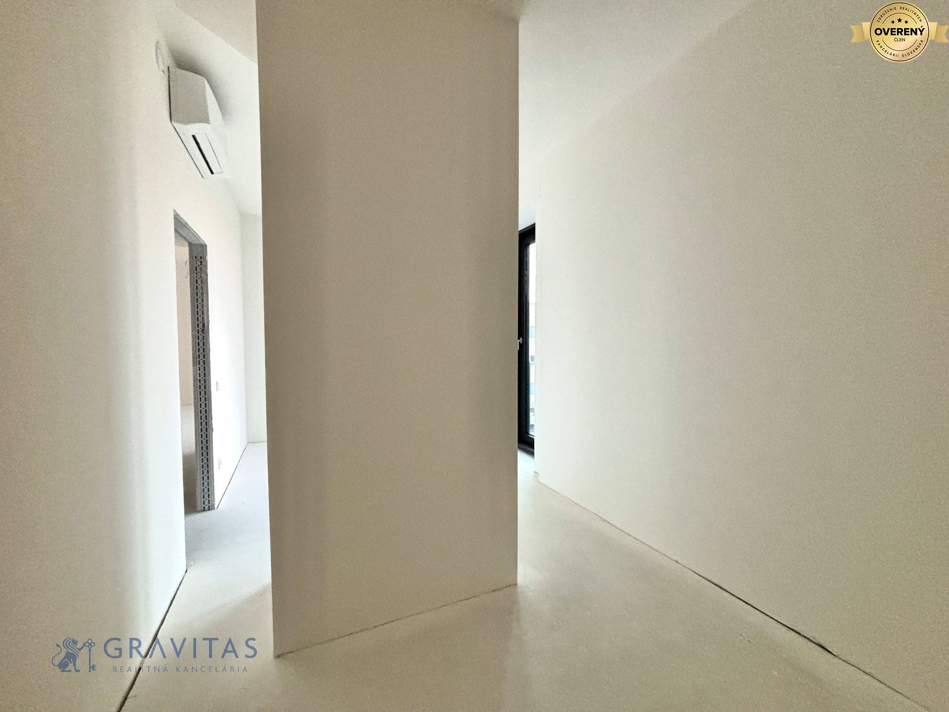 Spálňa s priestorom pre šatník alebo prac. stôl