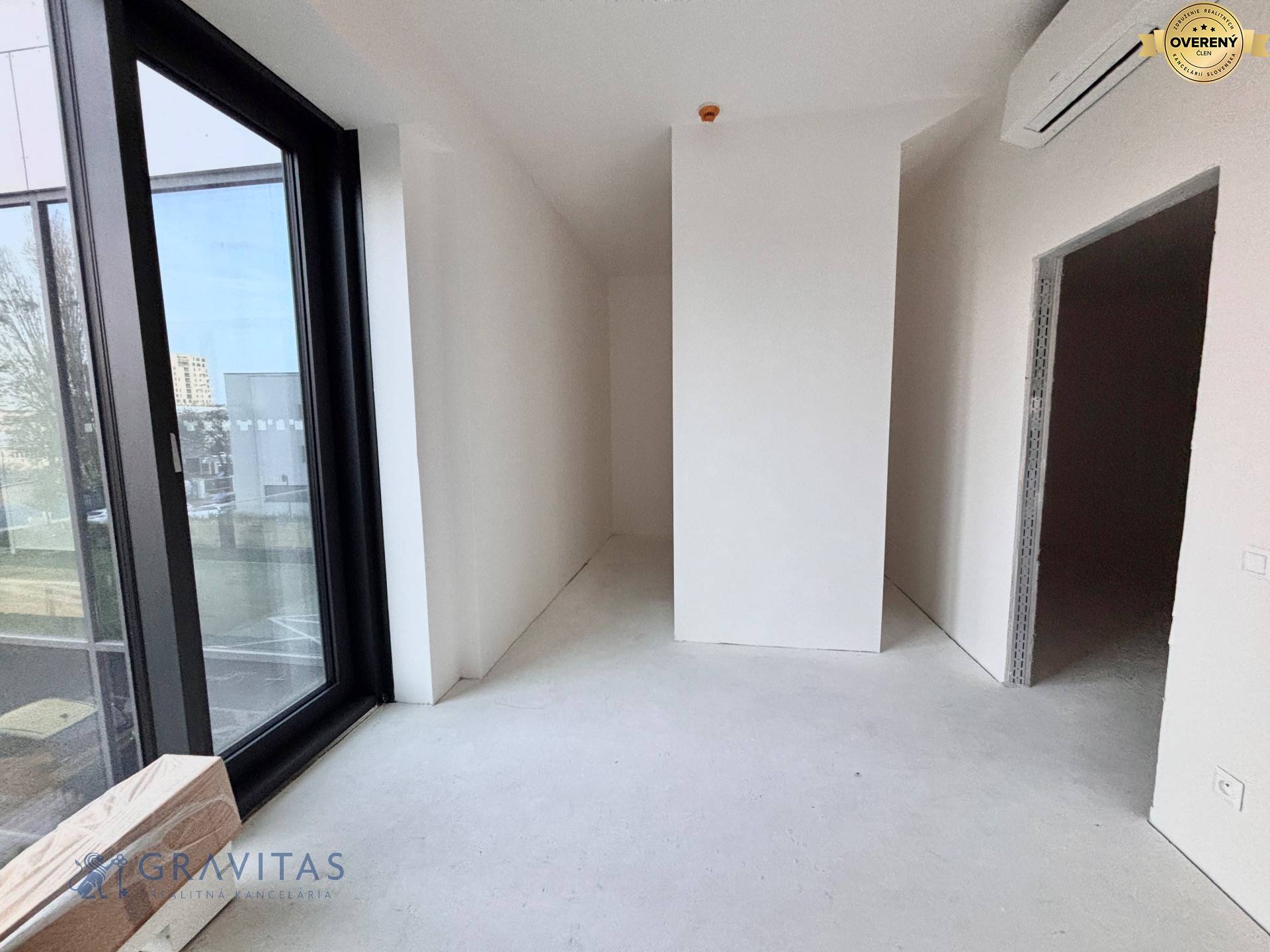 Spálňa s priestorom pre šatník alebo prac. stôl