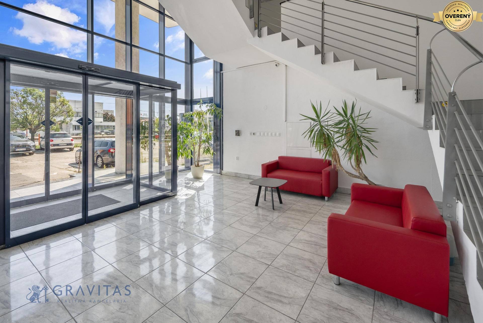 Vajnorská 137 hlavný vstup.jpg