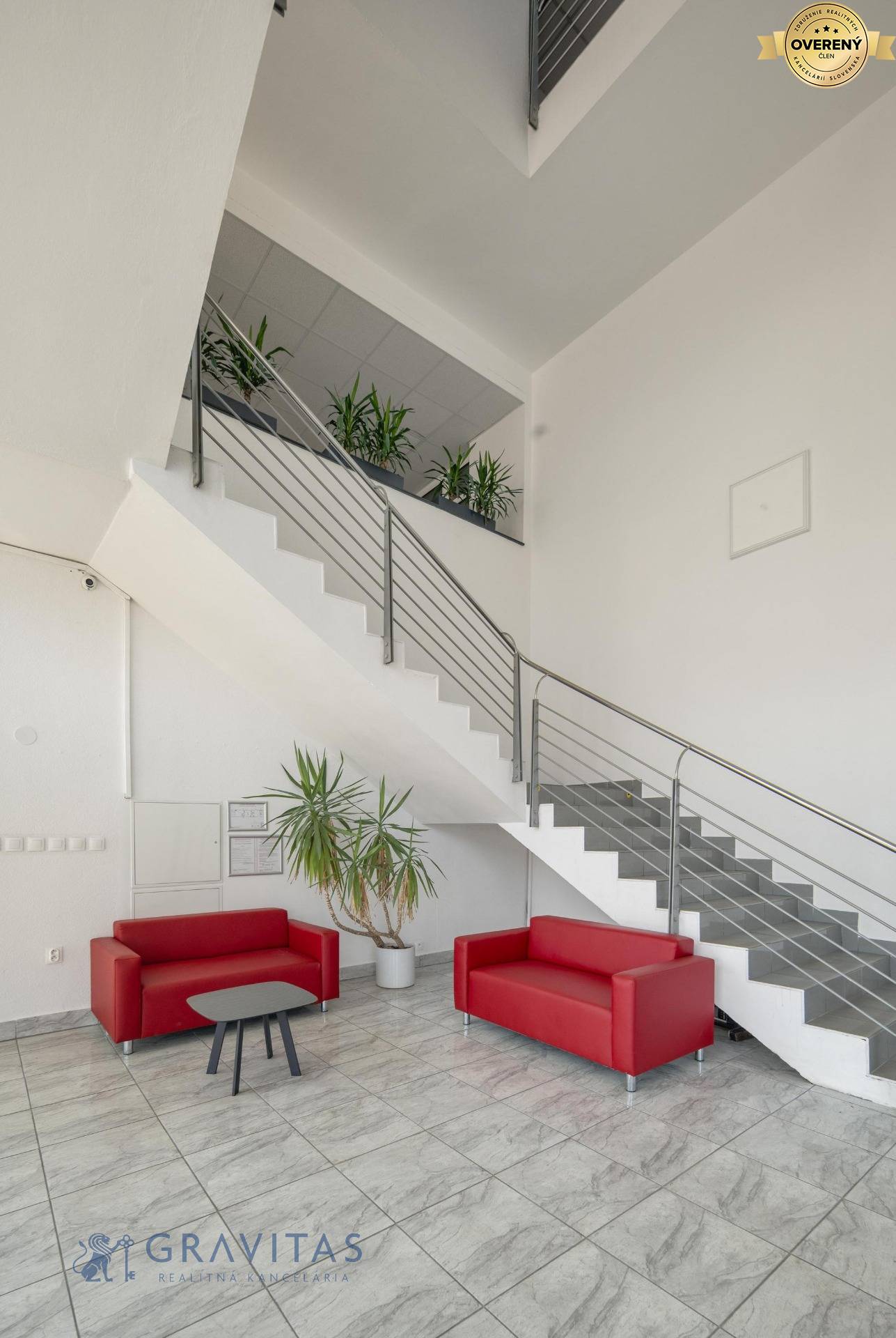 Vajnorská 137 hlavný vstup + schodisko na 1.p