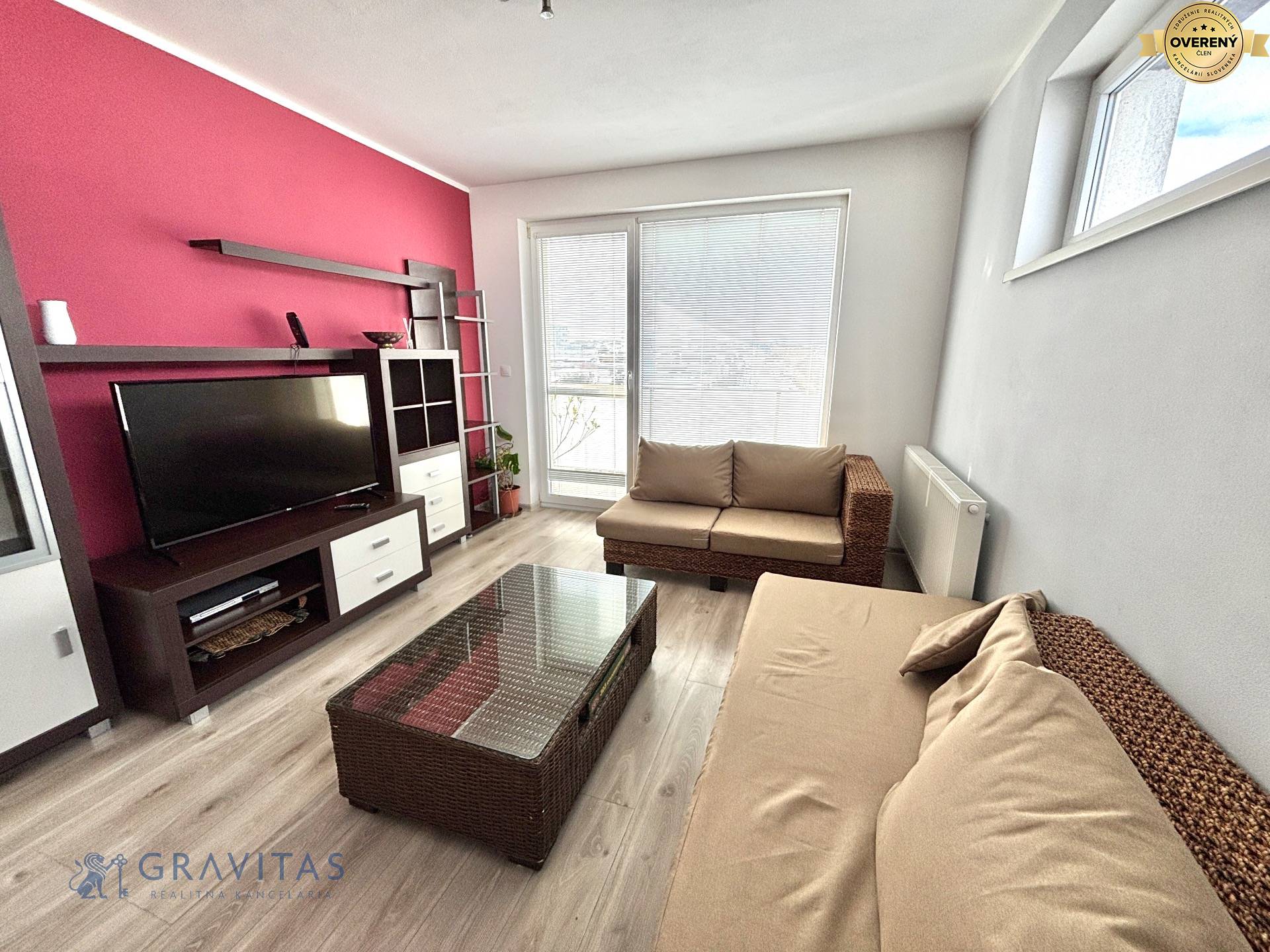 2i_Slávičia_SC_obývačka_a_vstup_na_balkón