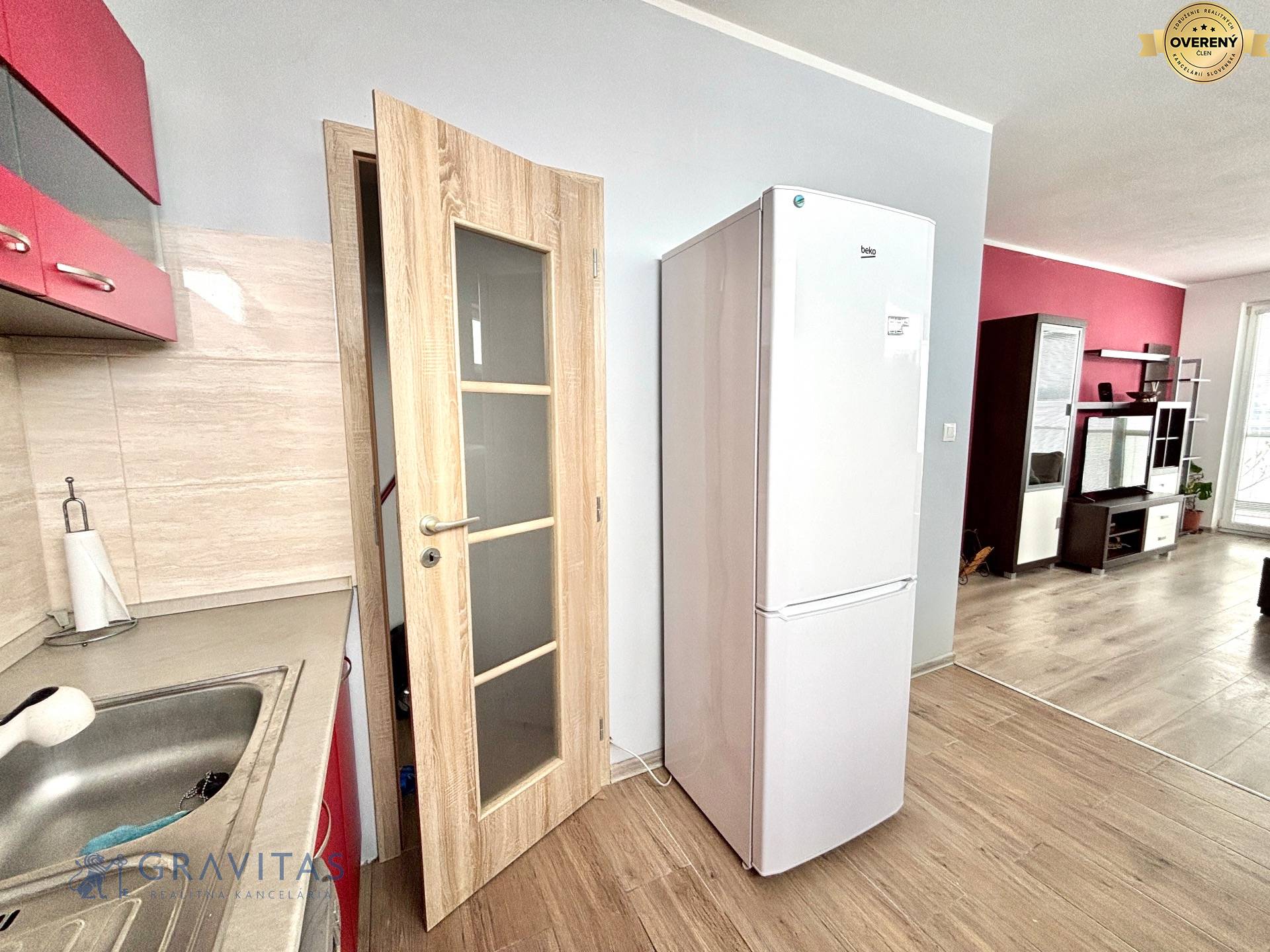 2i_Slávičia_SC_kuchyňa_s_komorou