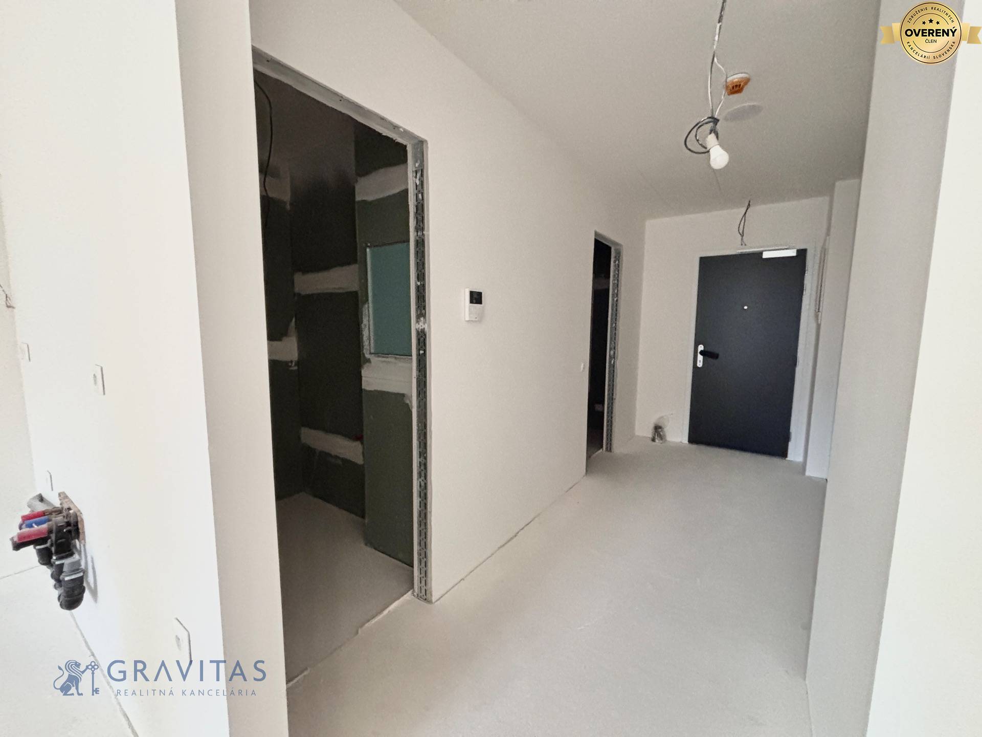 Chodba so vstupom do kúpeľne a WC