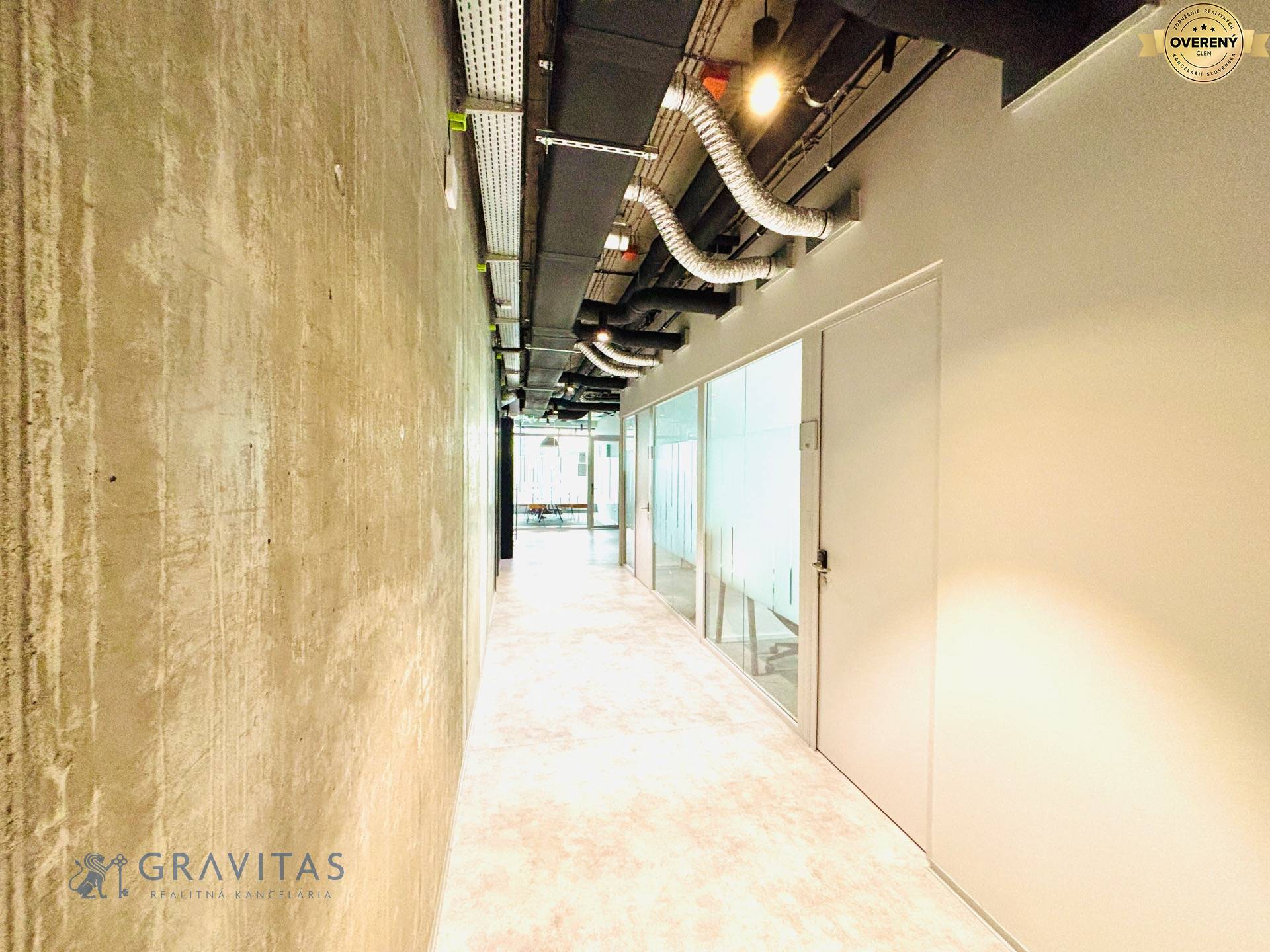 Chodba a uzavreté kancelárie