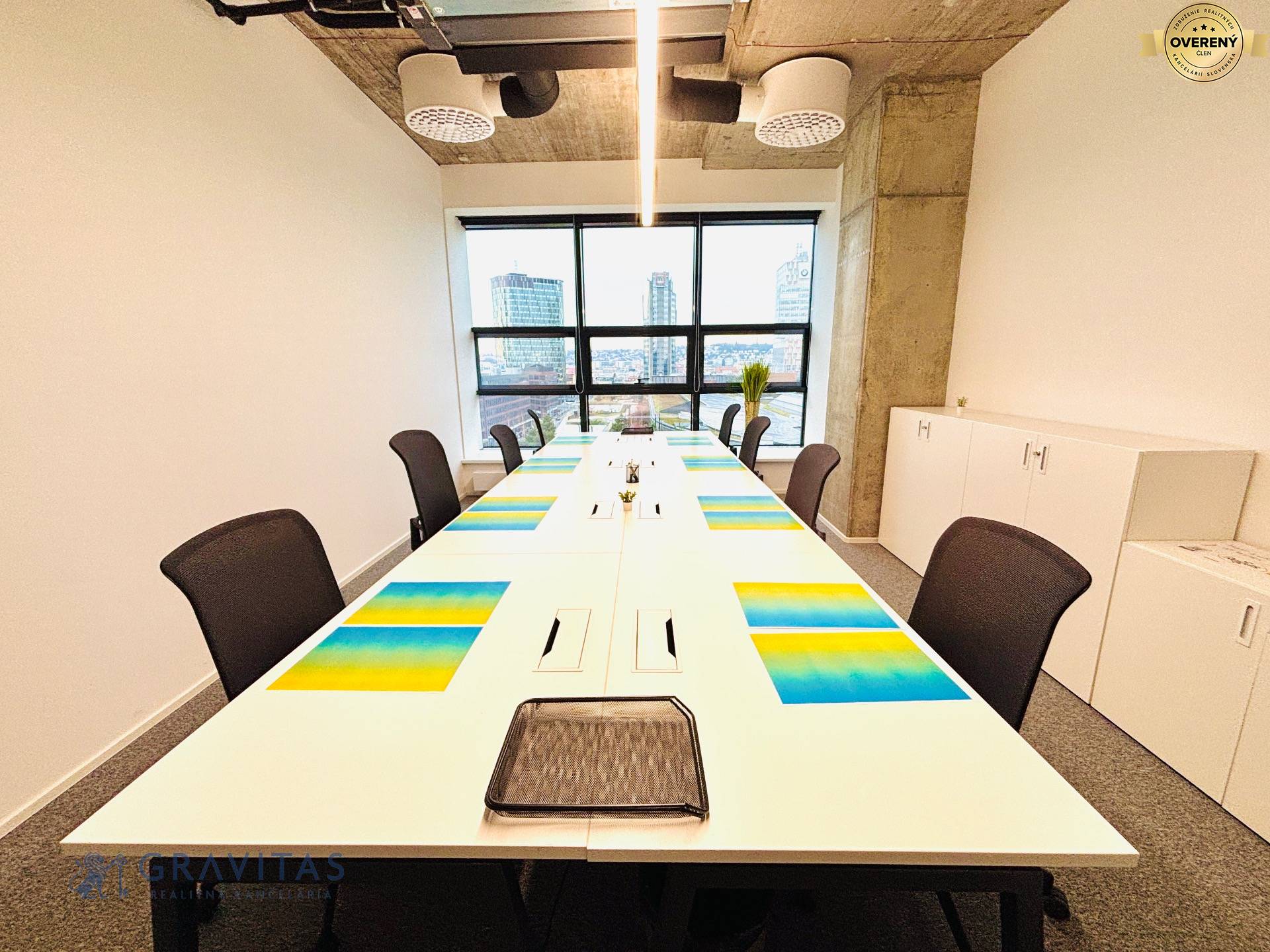 Kancelária pre 6 osôb