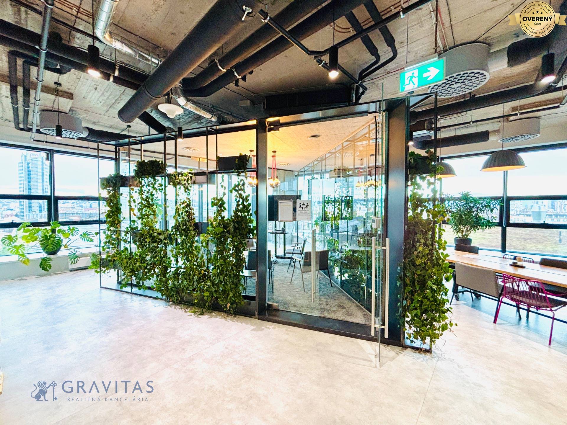 Atypická moderná celopresklená zasadačka