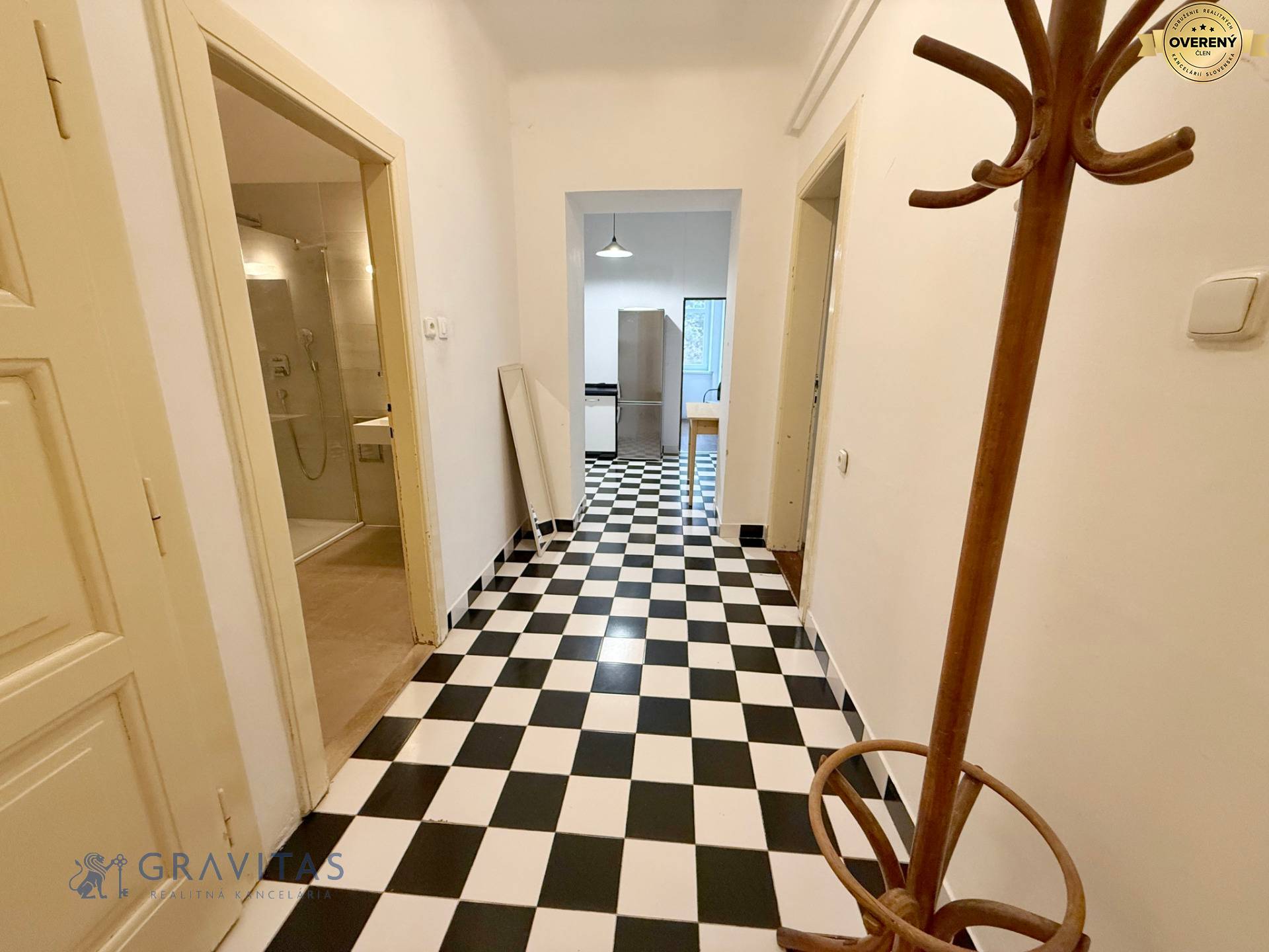 Americka 1 - chodba2.jpg