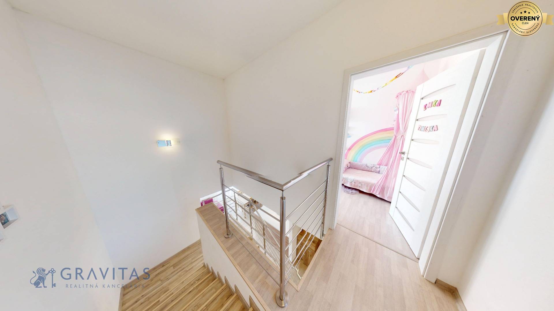 Predaj-4-izbovy-Byt-Stupava-mezonet-schodisko-chodba