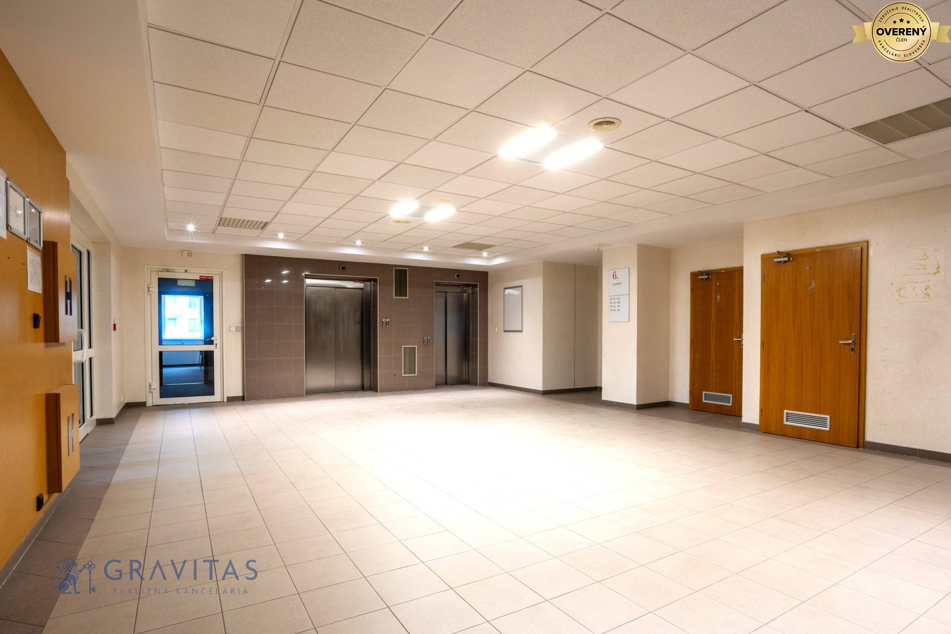 AB_Jarabinková_chodba_pred_výťahmi