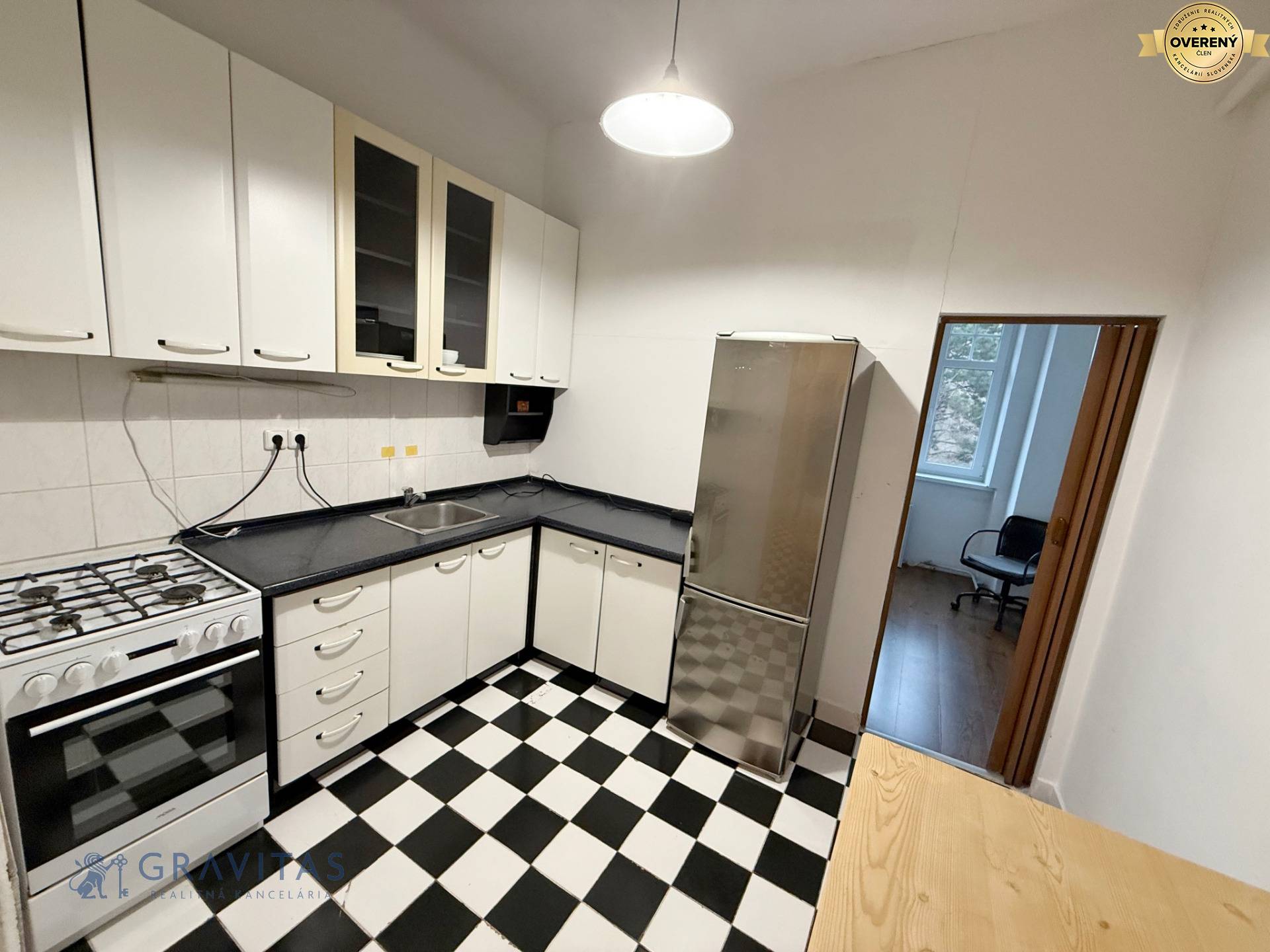 Americka 1 - kuchyna2.jpg