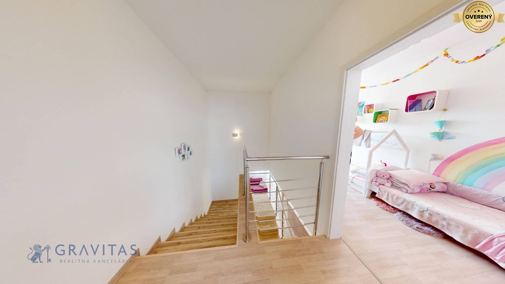 Predaj-4-izbovy-Byt-Stupava-mezonet-schodisko-chodba