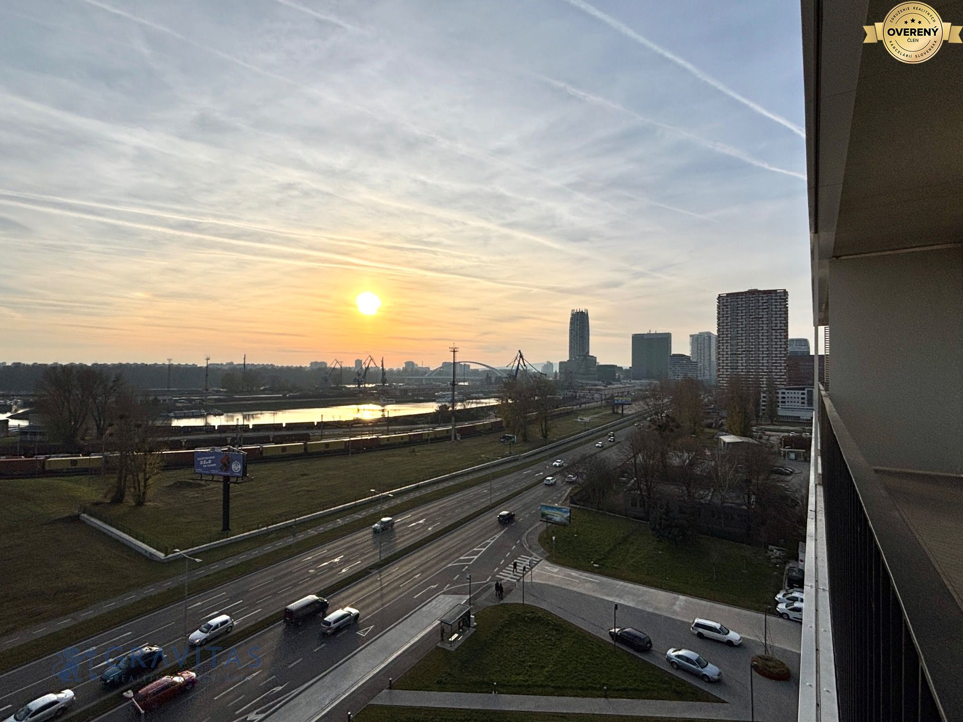Balkón a výhľad na zimný prístav a OC Eurovea