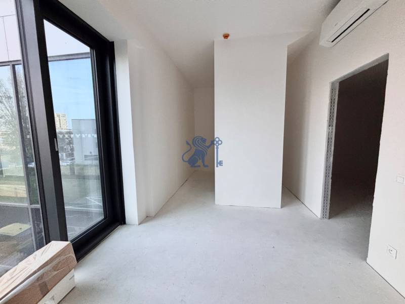 Spálňa s priestorom pre šatník alebo prac. stôl