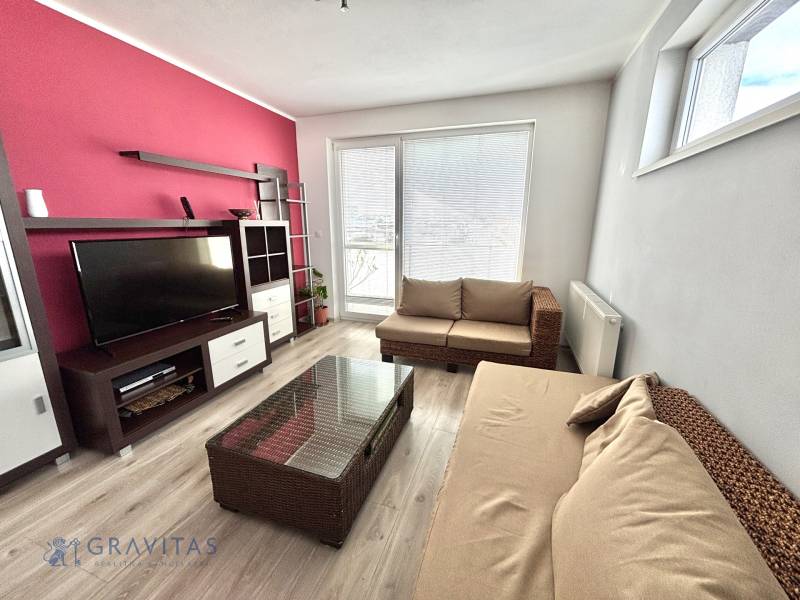 2i_Slávičia_SC_obývačka_a_vstup_na_balkón