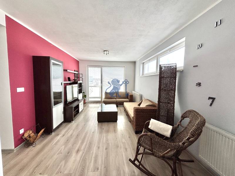 2i_Slávičia_SC_obývačka_a_vstup_na_balkón