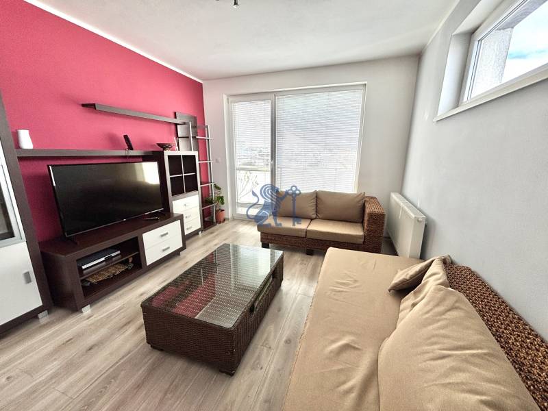 2i_Slávičia_SC_obývačka_a_vstup_na_balkón