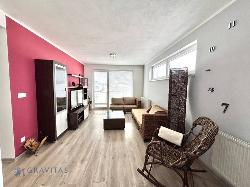 2i_Slávičia_SC_obývačka_a_vstup_na_balkón