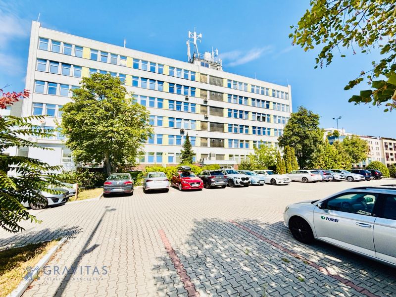 Budova_exteriér_zadný_dvor_parkovanie
