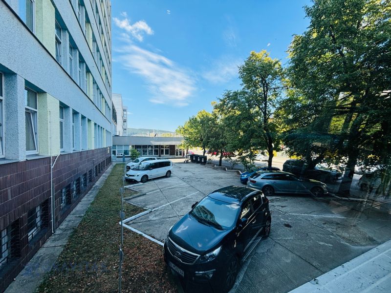 Parkovisko_pred_budovou_pre_návštevy