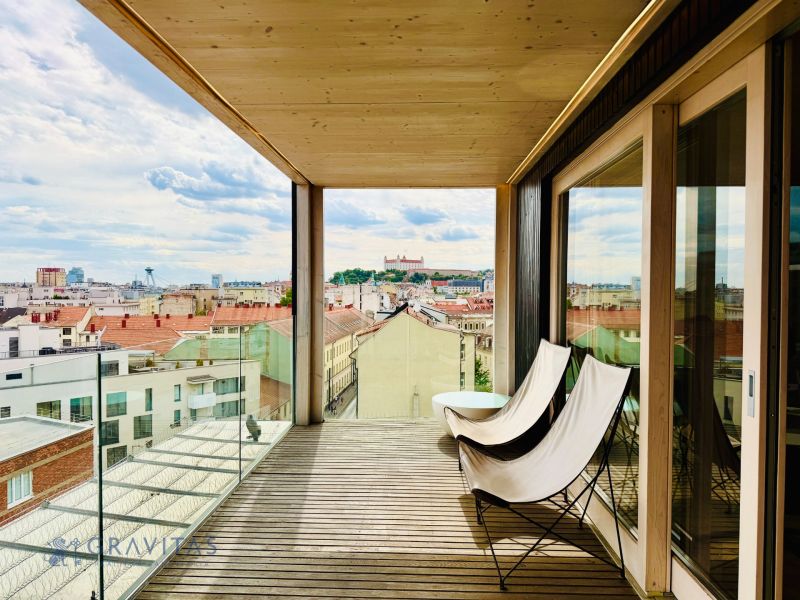 SKY_Box_s_výhľadom_na_BA_hrad_a_panorámu_mesta