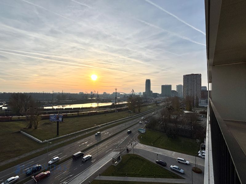  Balkón a výhľad na zimný prístav a OC Eurovea